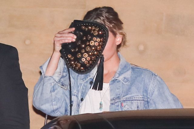 Tak bardzo wstydzi się randek ze swoim chłopakiem? (ZDJĘCIA) Tak bardzo wstydzi się randek ze swoim chłopakiem? (ZDJĘCIA)