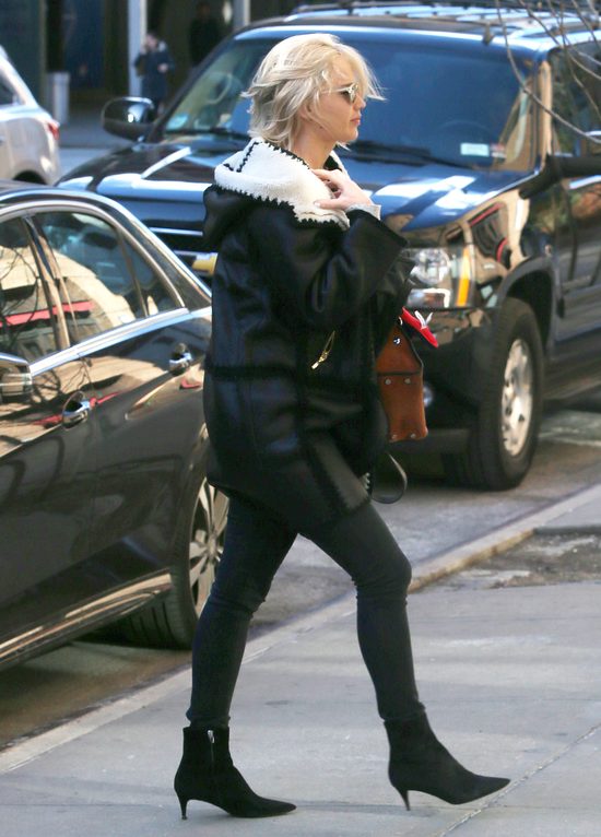 Jennifer Lawrence jak Angelina Jolie Jennifer Lawrence jak Angelina Jolie