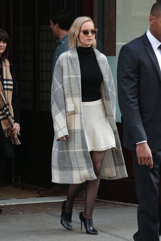 Jennifer Lawrence próbuje być damą (FOTO)