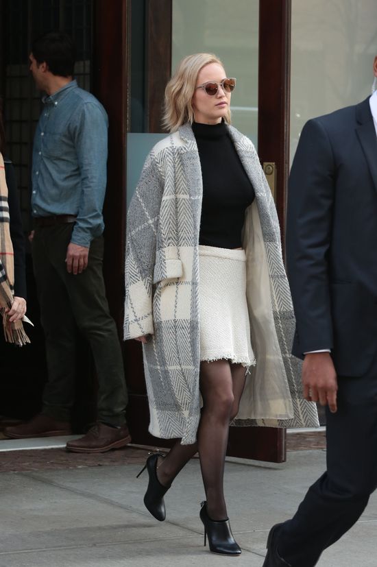 Jennifer Lawrence próbuje być damą (FOTO)