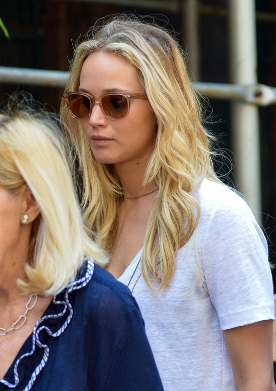 Jennifer Lawrence nie wyróżnia się z tłumu (FOTO) Jennifer Lawrence nie wyróżnia się z tłumu (FOTO)