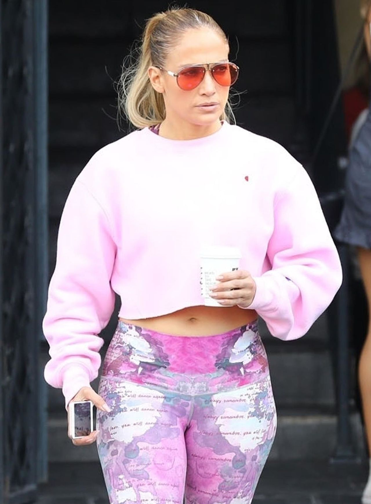 Jennifer Lopez w kwiecistych legginsach (ZDJĘCIA) Jennifer Lopez w kwiecistych legginsach (ZDJĘCIA)