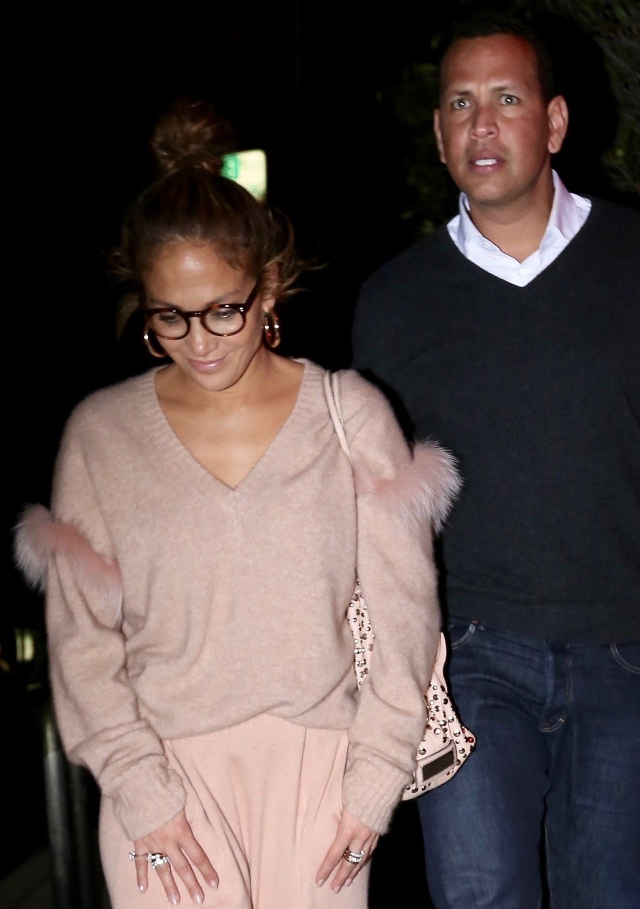 Jennifer Lopez w koczku i dresach. Pudrowy róż plus plus torba od Valentino