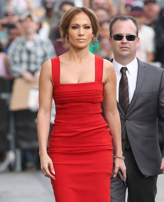 Jennifer Lopez wypływa z czerwonej sukienki (FOTO)