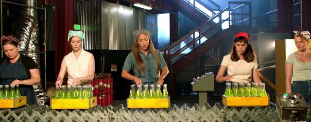 Milion wcieleń i reklam w nowym klipie Jennifer Lopez