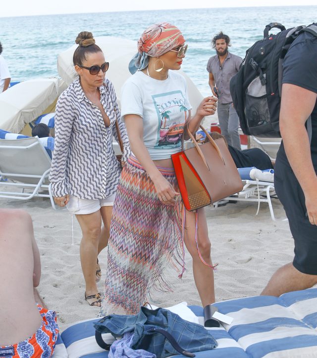 Jennifer Lopez na plaży jak na imprezie (FOTO)