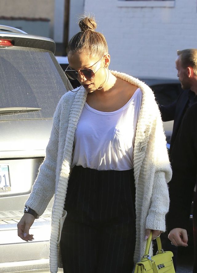 Pozornie zwyczajna stylizacja, ale Jennifer Lopez ZAWSZE zadba o ten szczegół Pozornie zwyczajna stylizacja, ale Jennifer Lopez ZAWSZE zadba o ten szczegół