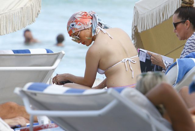 Jennifer Lopez na plaży jak na imprezie (FOTO)