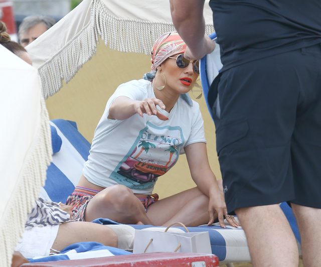 Jennifer Lopez na plaży jak na imprezie (FOTO)