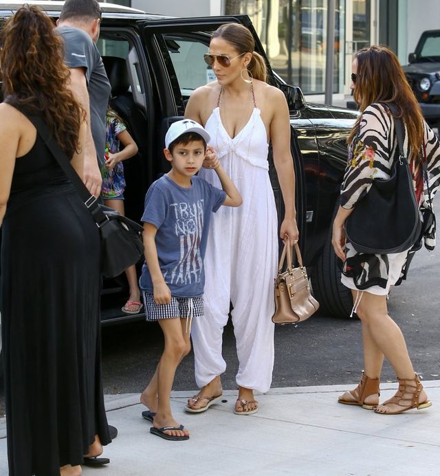 Jennifer Lopez z przyjaciółmi na zakupach (FOTO)