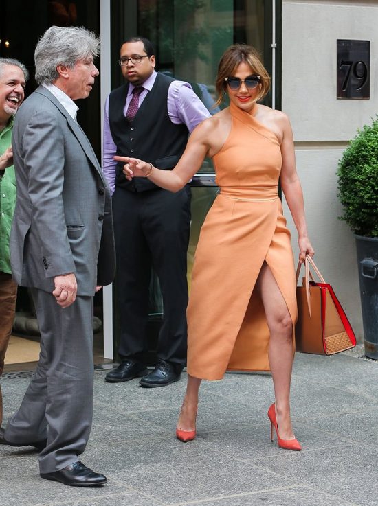 Zarzucają jej, że w tym wieku kobieta TAK się nie ubiera (FOTO)