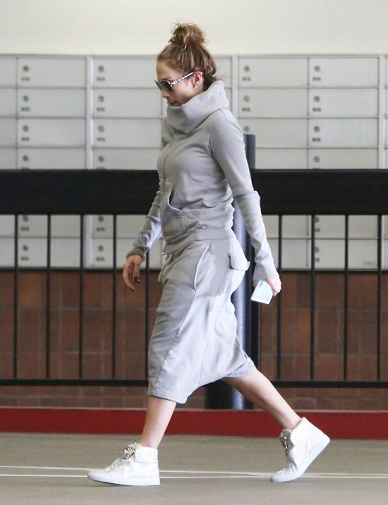 Królowa seksapilu nabrała wiatru w spodnie (FOTO)