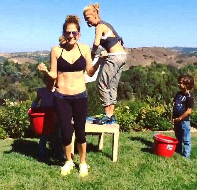 Jennifer Lopez w SPLASHU pomagały jej dzieci (VIDEO)