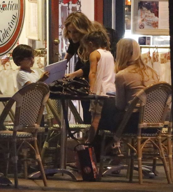 Co robi Jennifer Lopez po kolacji z dziećmi na mieście? FOTO