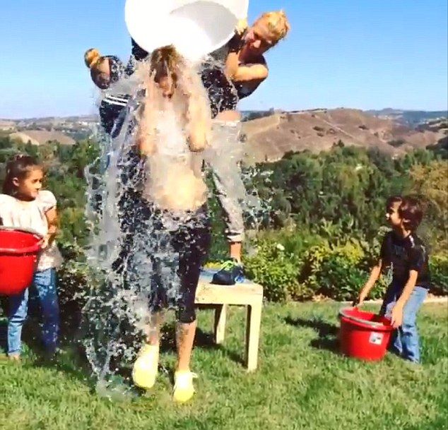 Jennifer Lopez w SPLASHU pomagały jej dzieci (VIDEO)