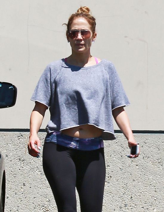 Jennifer Lopez pokazała brzuszek (FOTO)