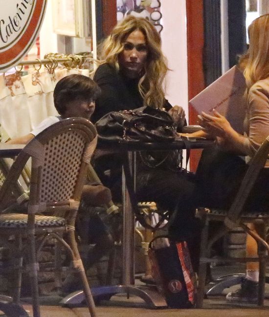 Co robi Jennifer Lopez po kolacji z dziećmi na mieście? FOTO