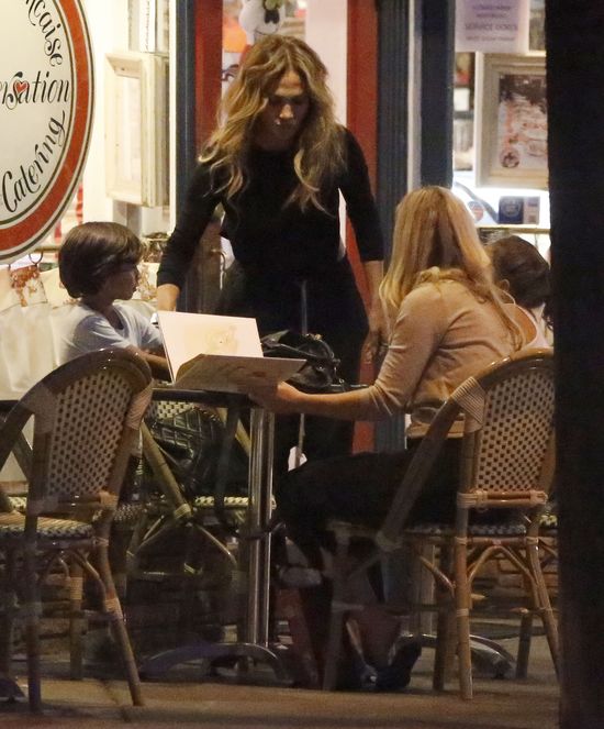 Co robi Jennifer Lopez po kolacji z dziećmi na mieście? FOTO