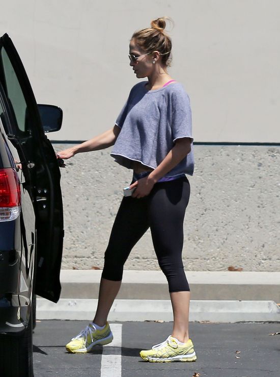 Jennifer Lopez pokazała brzuszek (FOTO)