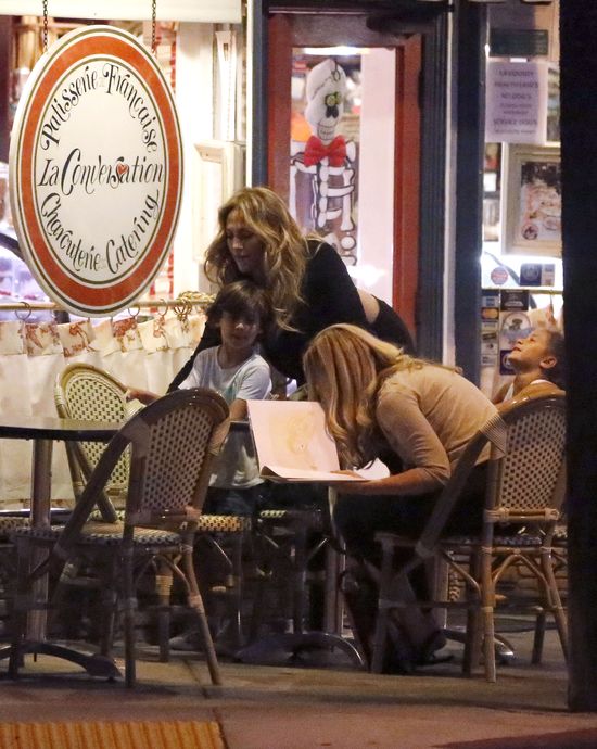 Co robi Jennifer Lopez po kolacji z dziećmi na mieście? FOTO