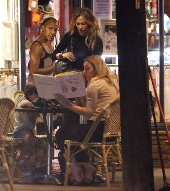 Co robi Jennifer Lopez po kolacji z dziećmi na mieście? FOTO