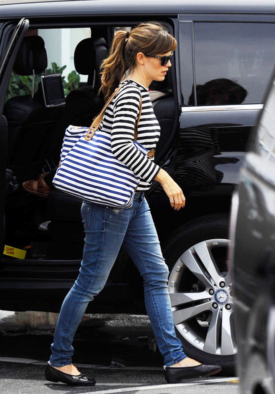 Coraz wyraźniejszy brzuszek u Jennifer Garner (FOTO)