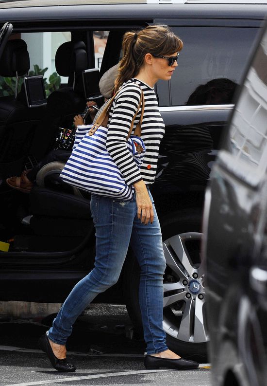 Coraz wyraźniejszy brzuszek u Jennifer Garner (FOTO)