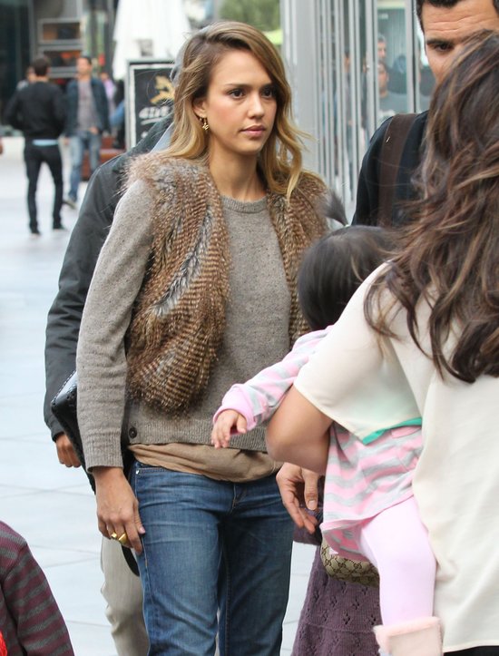 Jessica Alba szykuje świątecznego indyka (FOTO)