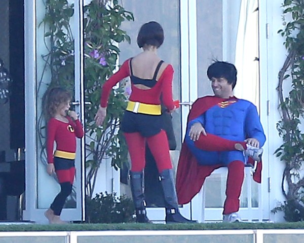 Jessica Alba z rodziną przebrali się za Iniemamocnych (FOTO) Jessica Alba z rodziną przebrali się za Iniemamocnych (FOTO)