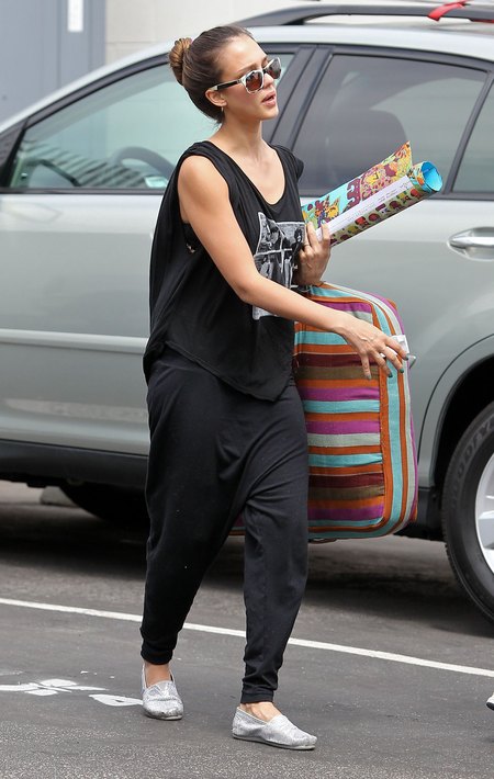 Jessica Alba - zakupy i sprzątanie biura (FOTO)