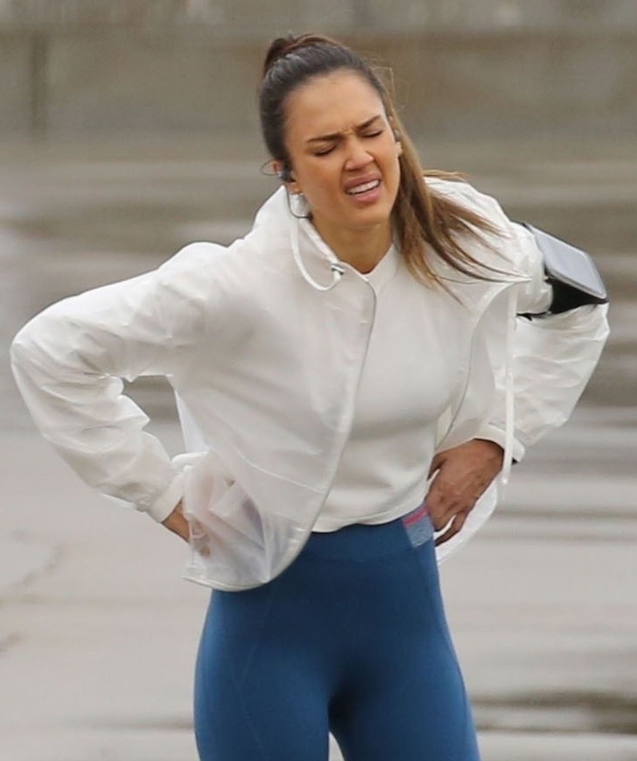 Jessica Alba w legginsach - urodziła troje dzieci, a forma nastolatki (ZDJĘCIA)