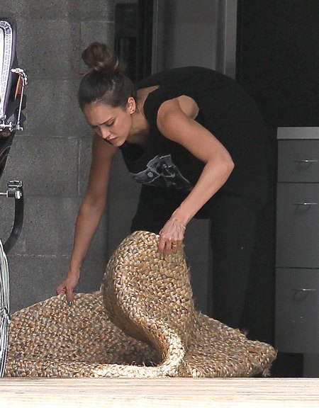 Jessica Alba - zakupy i sprzątanie biura (FOTO)