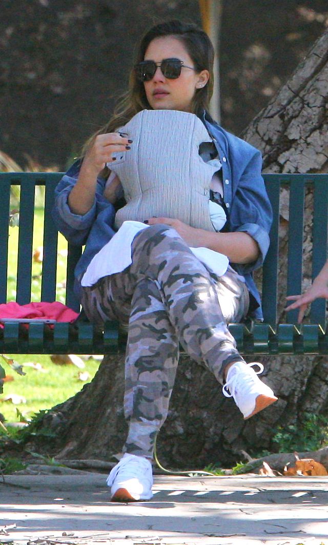 Jessica Alba miesiąc po porodzie na spacerze z dziećmi (ZDJĘCIA)