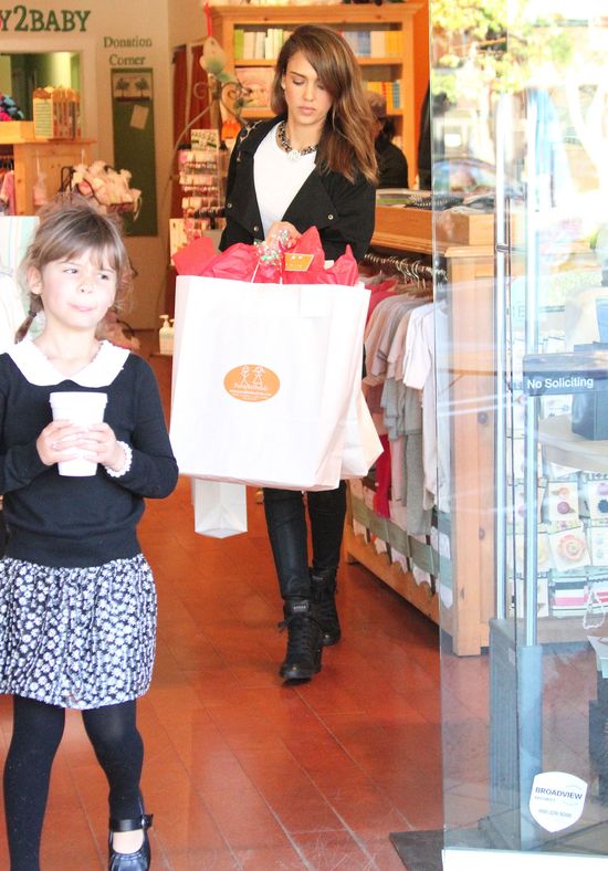 Jessica Alba z pomocnikiem na zakupach (FOTO)  