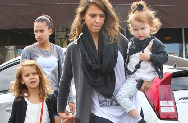 Jessica Alba z rodziną na śniadaniu i zakupach (FOTO)