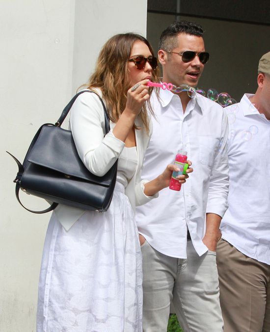 Jessica Alba w białej sukni na ślubie... swojej fryzjerki Jessica Alba w białej sukni na ślubie... swojej fryzjerki