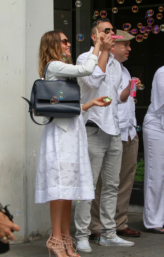 Jessica Alba w białej sukni na ślubie... swojej fryzjerki Jessica Alba w białej sukni na ślubie... swojej fryzjerki