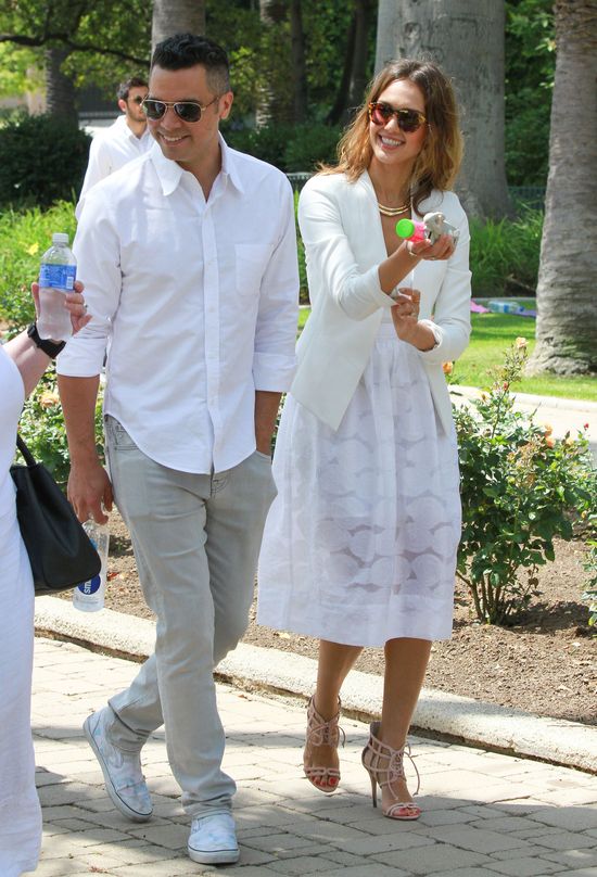 Jessica Alba w białej sukni na ślubie... swojej fryzjerki Jessica Alba w białej sukni na ślubie... swojej fryzjerki