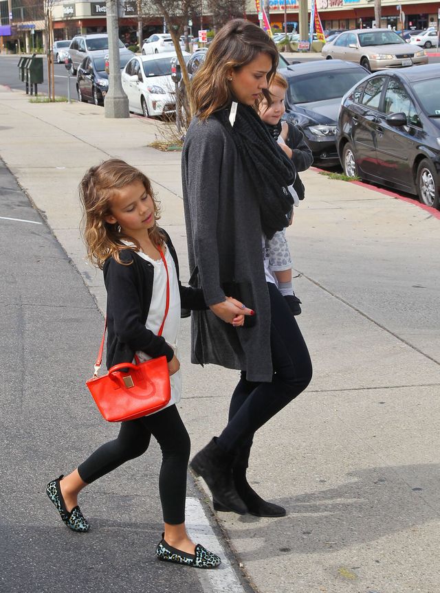 Jessica Alba z rodzina na śniadaniu i zakupach (FOTO)