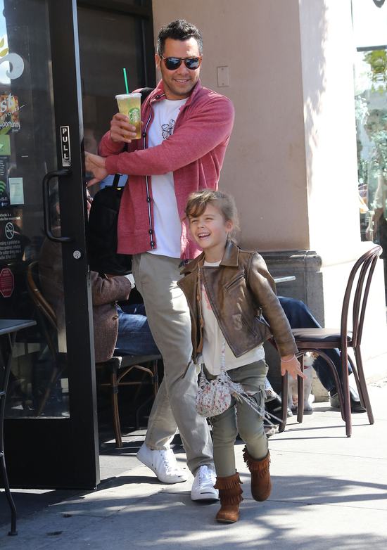 Jessica Alba z dzieciakami w Starbucks (FOTO)
