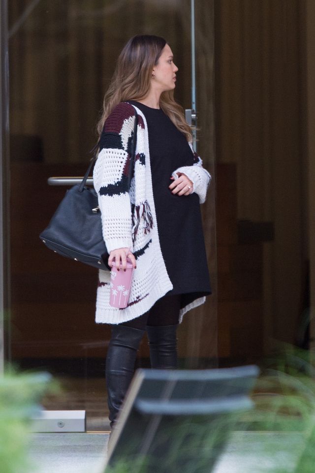 Jessica Alba z ogromnym brzuchem krzywi się na widok paparazzi (ZDJĘCIA)