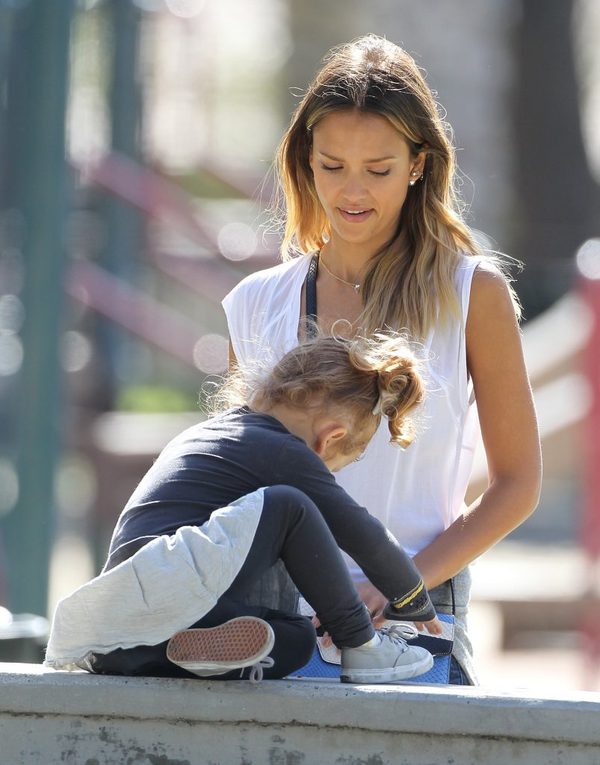 Rodzinna fotka Jessiki Alby wywołała burzę (FOTO) Rodzinna fotka Jessiki Alby wywołała burzę (FOTO)