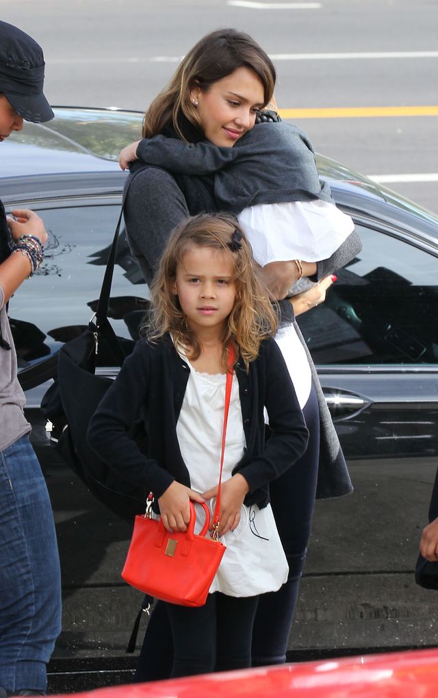 Jessica Alba z rodzina na śniadaniu i zakupach (FOTO)