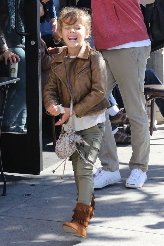 Jessica Alba z dzieciakami w Starbucks (FOTO)