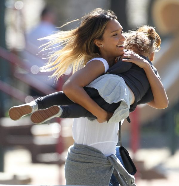 Rodzinna fotka Jessiki Alby wywołała burzę (FOTO) Rodzinna fotka Jessiki Alby wywołała burzę (FOTO)