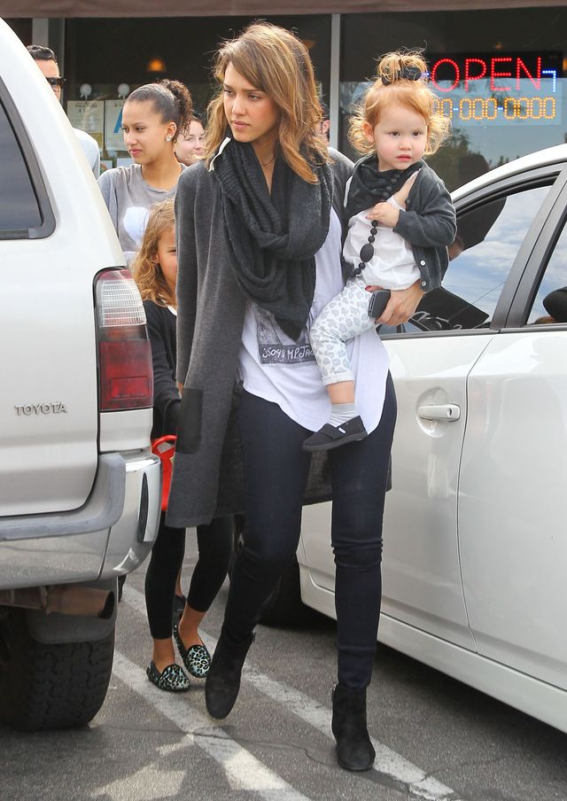 Jessica Alba z rodzina na śniadaniu i zakupach (FOTO)