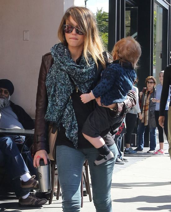 Jessica Alba z dzieciakami w Starbucks (FOTO)