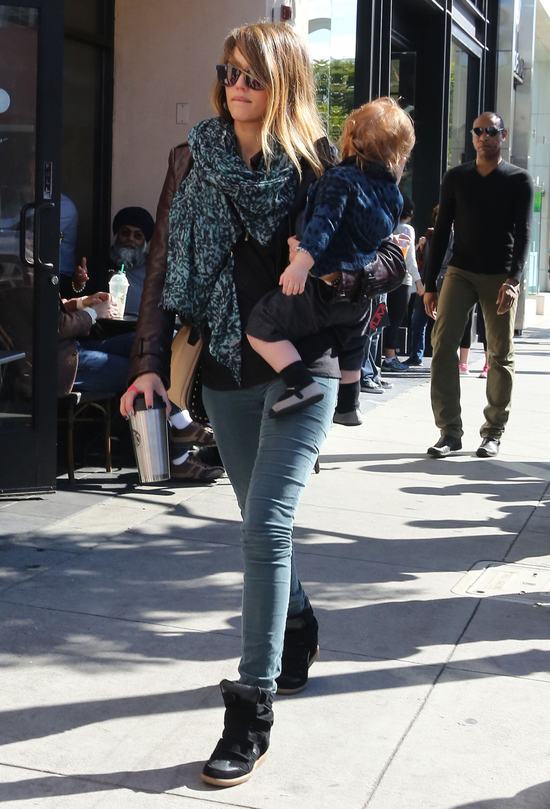 Jessica Alba z dzieciakami w Starbucks (FOTO)