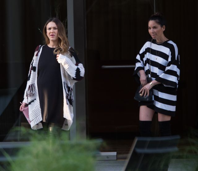 Jessica Alba z ogromnym brzuchem krzywi się na widok paparazzi (ZDJĘCIA) Jessica Alba z ogromnym brzuchem krzywi się na widok paparazzi (ZDJĘCIA)