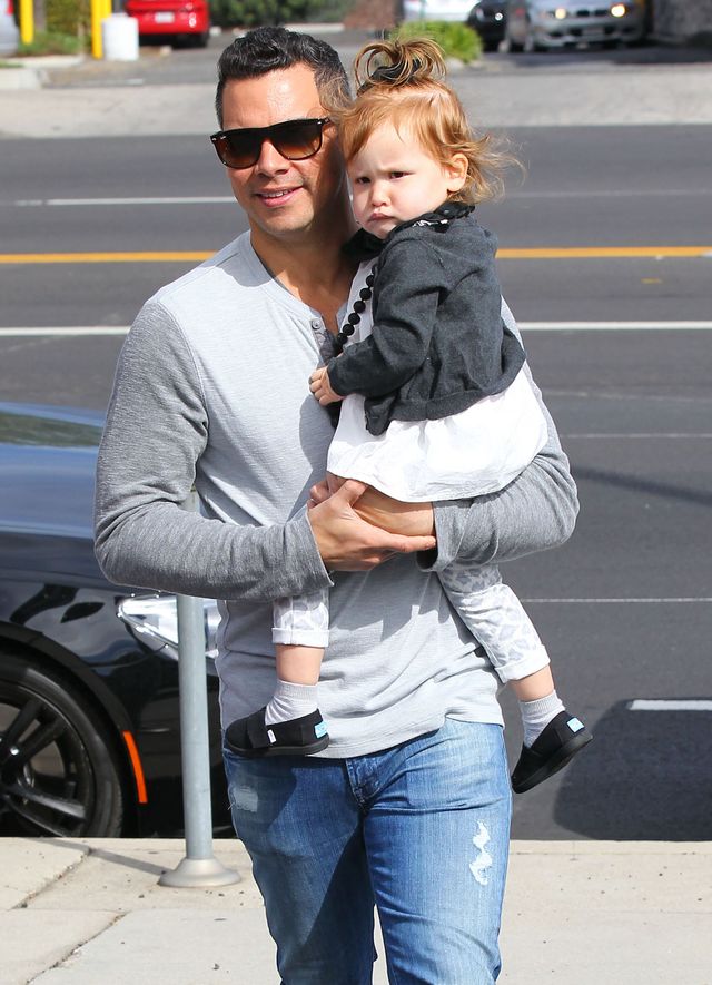 Jessica Alba z rodzina na śniadaniu i zakupach (FOTO)